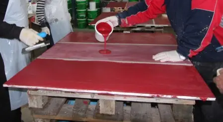 Dimostrazione pratica durante un corso sulle resine Chemical Paint