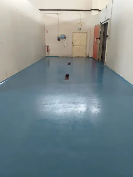 Pavimento continuo in resina in un ambiente professionale