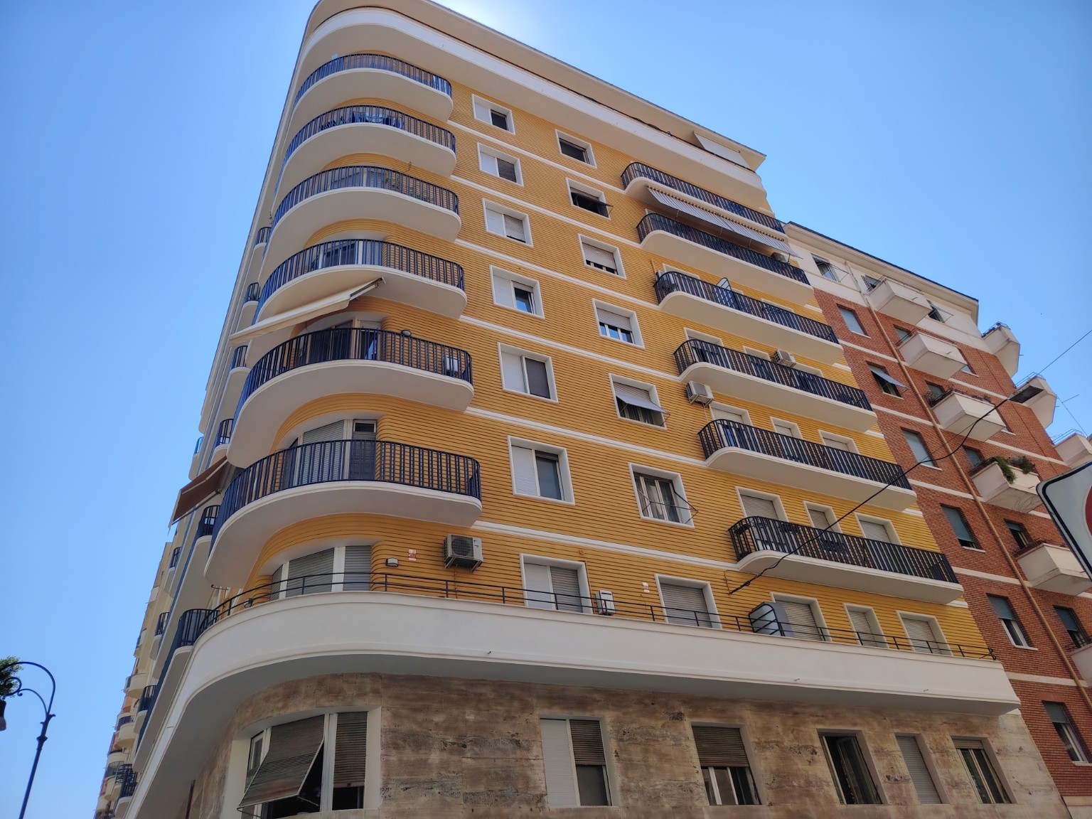 Palazzo giallo di Viale del Vignola dopo l’intervento sulla facciata